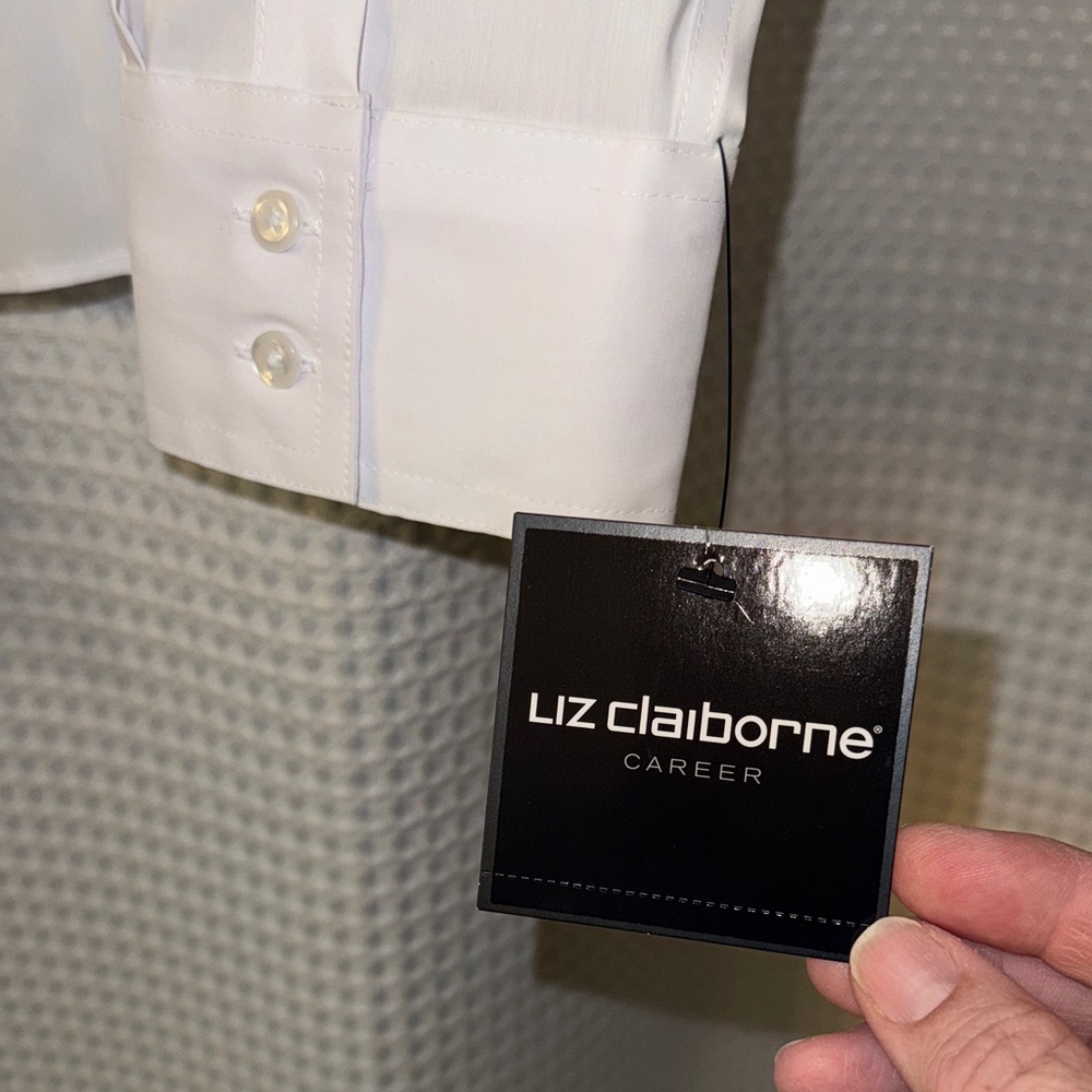 Liz Claiborne Women's Classic White Button Down Shirt - Picture 3 of 4